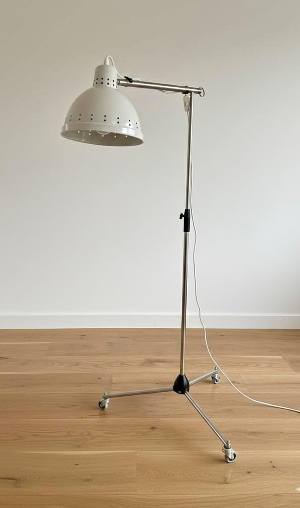 Vintage lamp op statief vooraanzicht