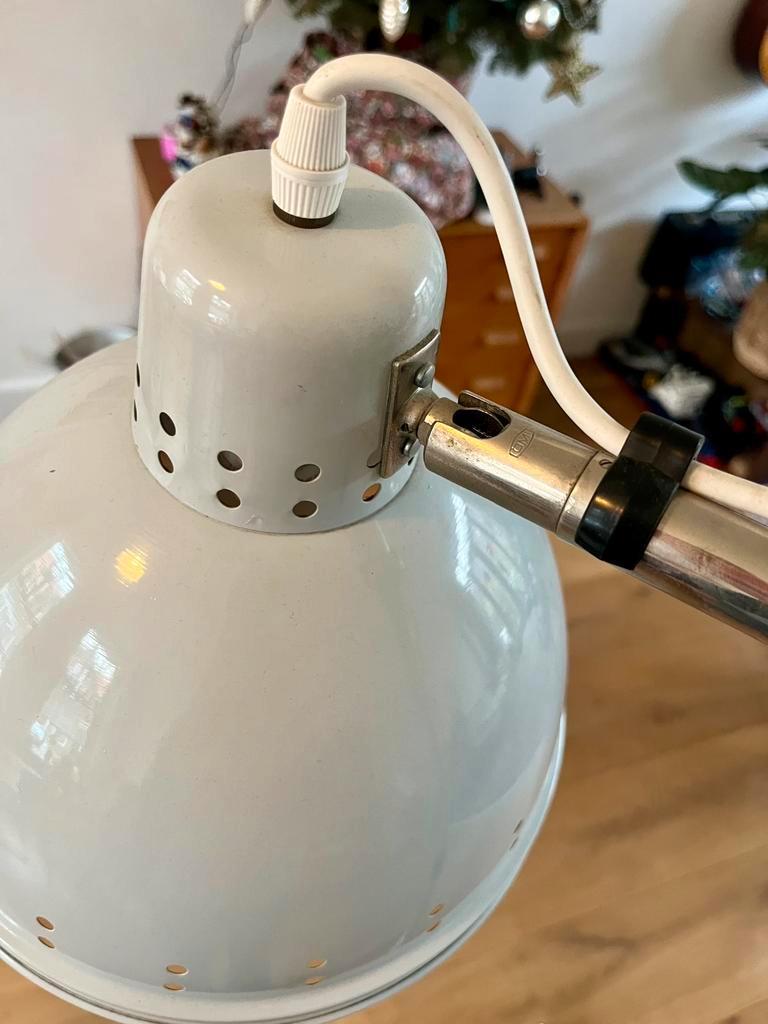 Vintage lamp op statief detail geperforeerde kap
