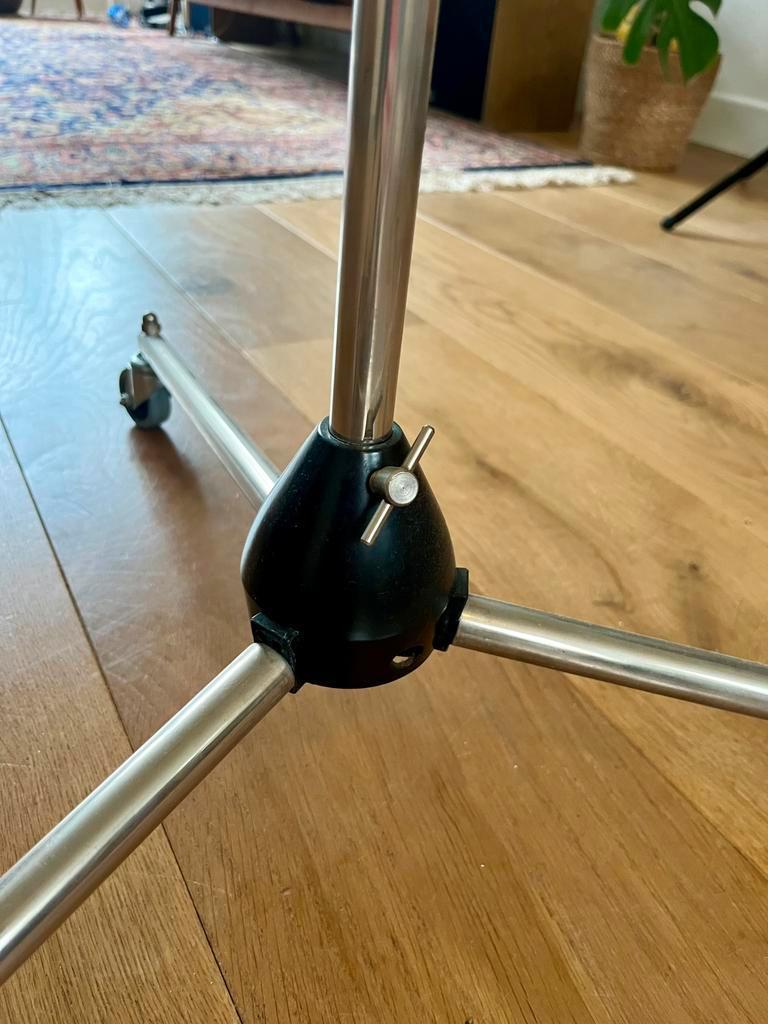 Vintage lamp op statief zijaanzicht