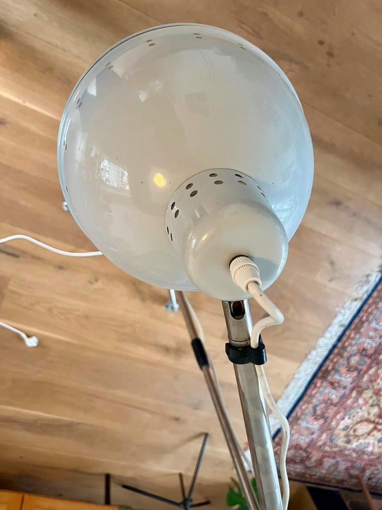 Vintage lamp op statief detail verchroomd onderstel
