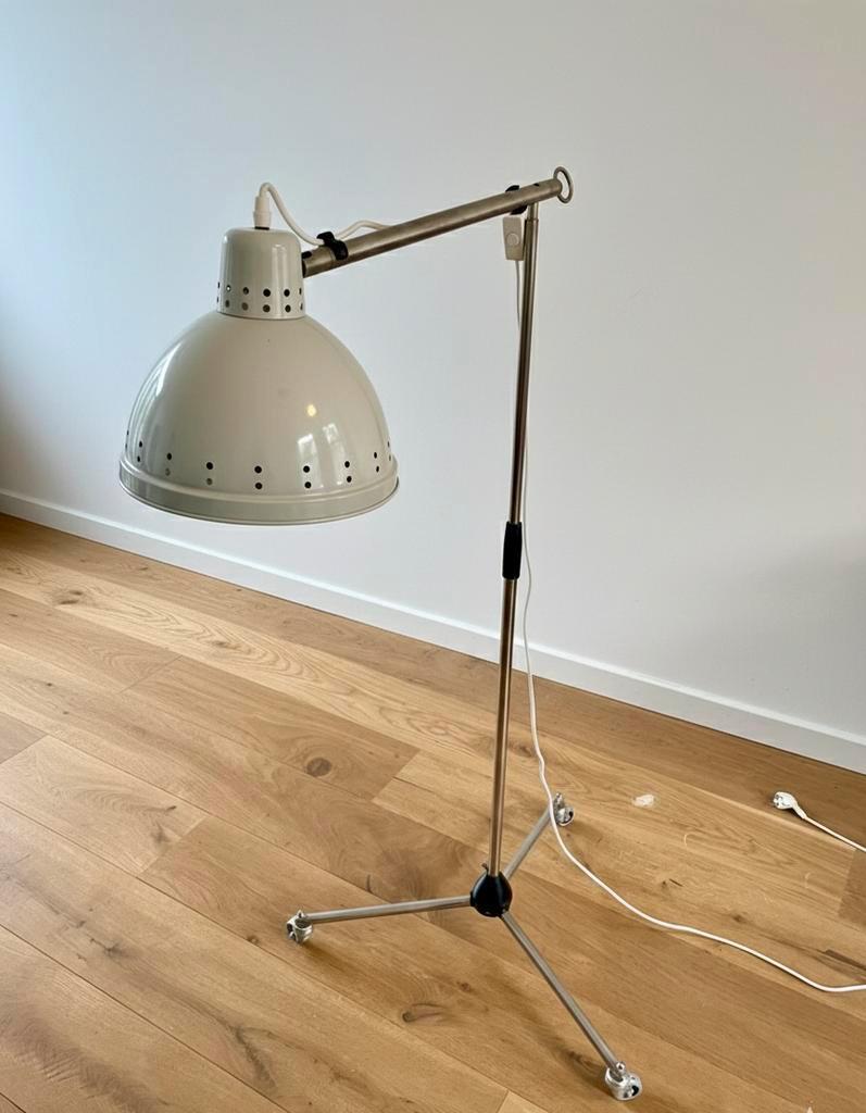 Vintage lamp op statief detail wieltjes