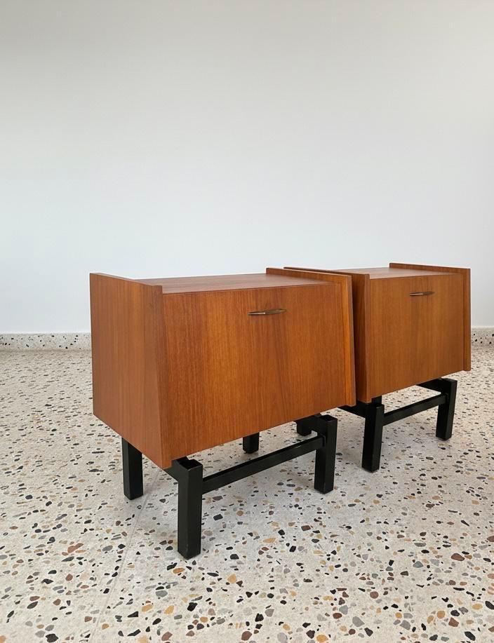 Vintage teak nachtkastje detail deur en handgreep