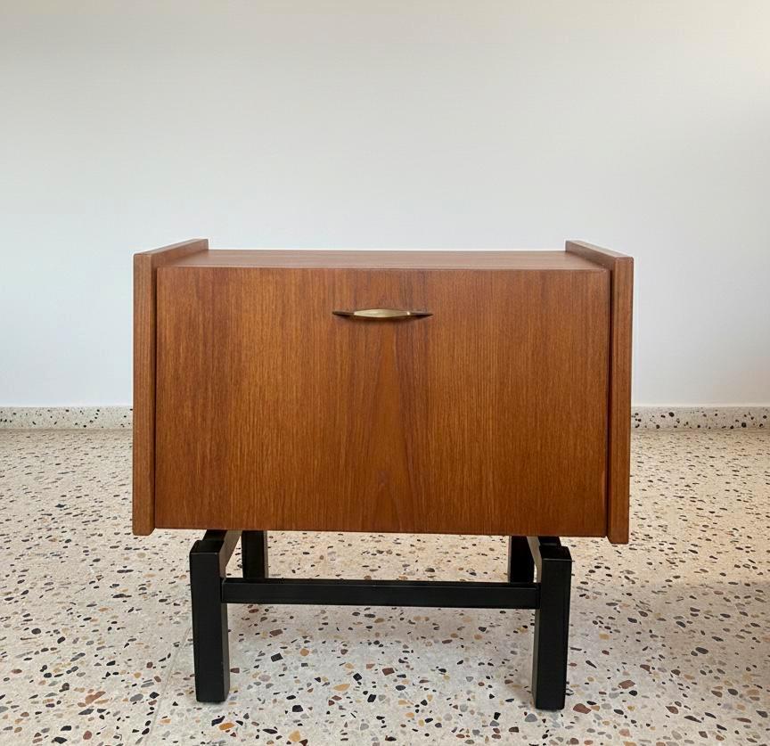 Vintage teak nachtkastje detail H-frame onderstel