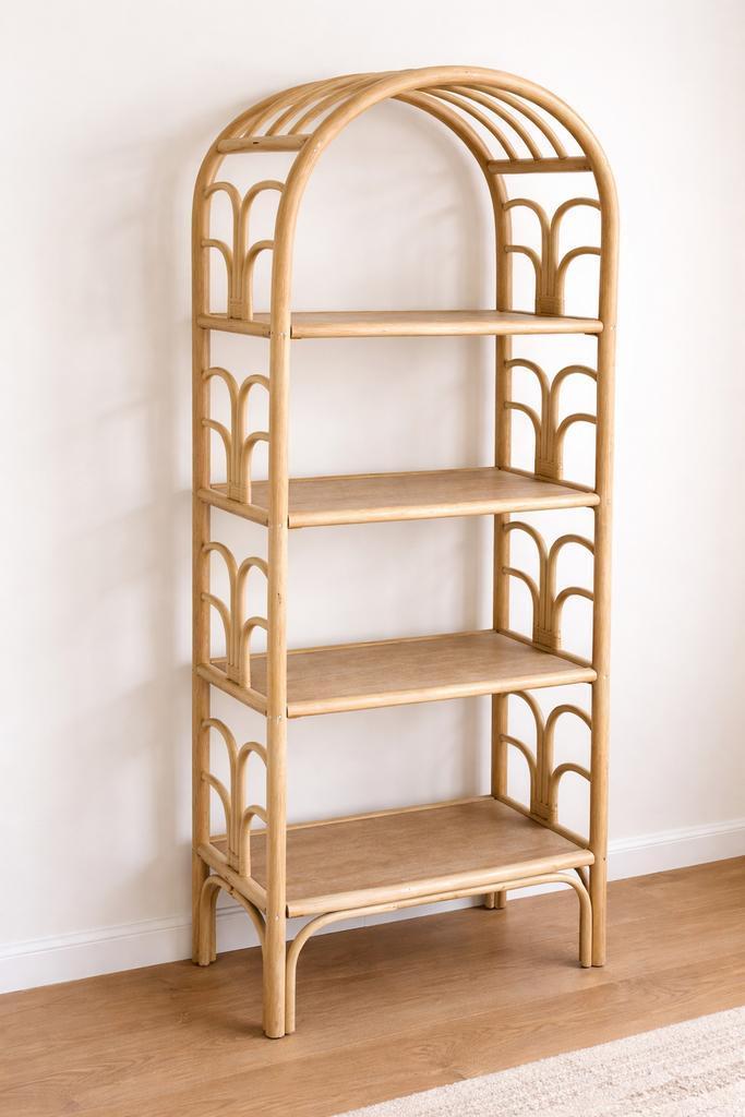 Vintage rotan boekenrek vooraanzicht met Art Deco stijl