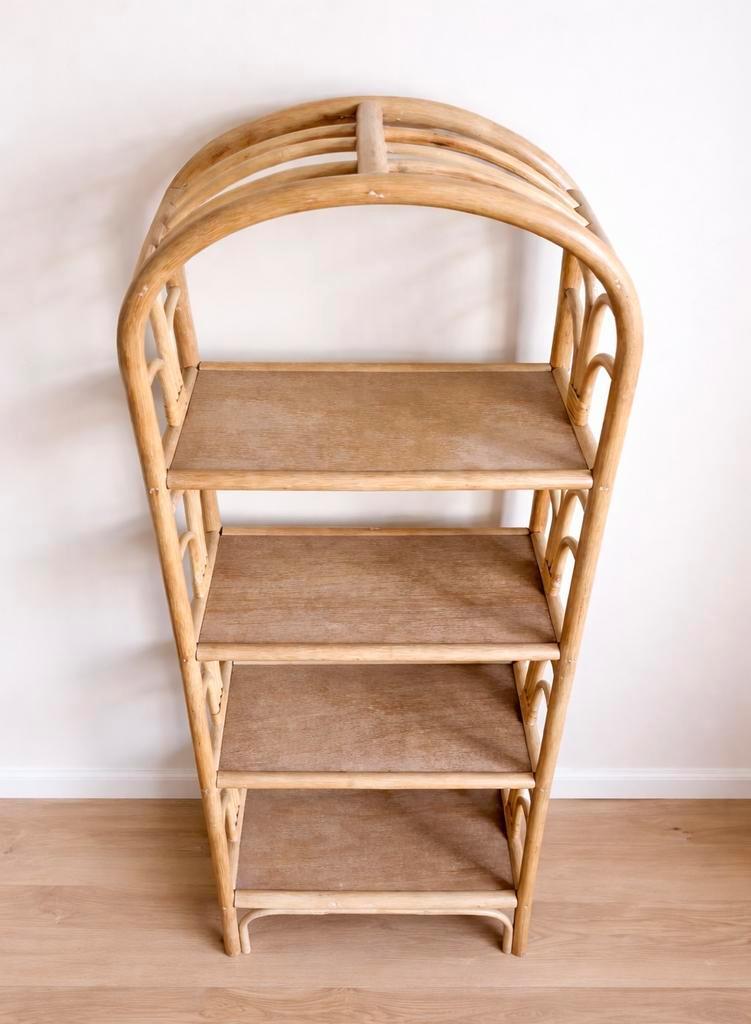 Vintage rotan boekenrek detail boogvormige bovenkant
