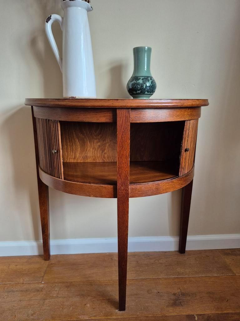 Vintage halfronde wandtafel zijaanzicht